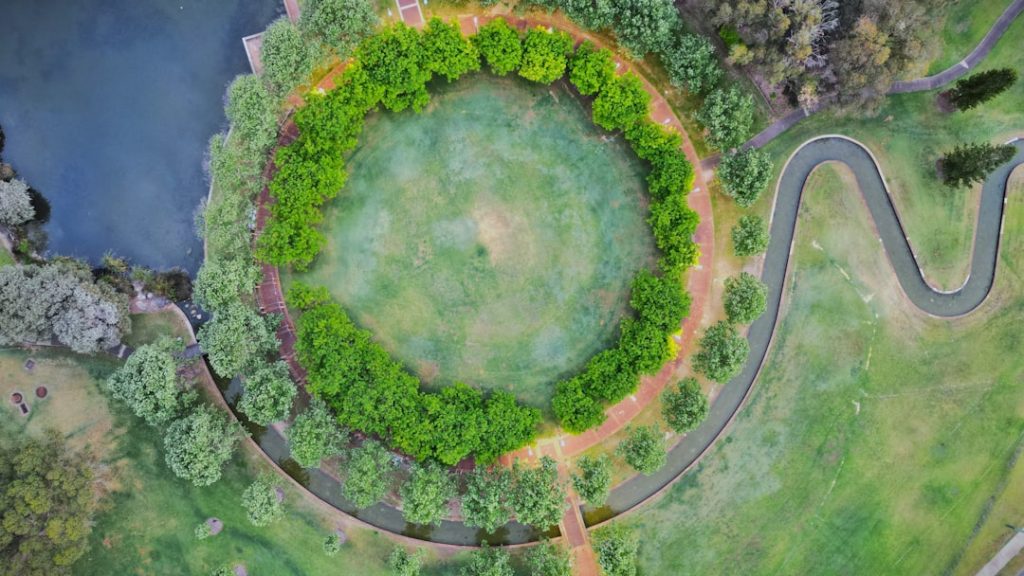 an-aerial-view-of-a-circular-park-with-a-river-running-through-it-zdv7dbgjz-g