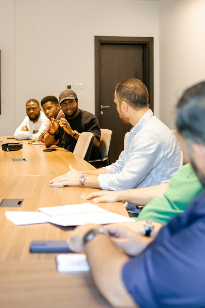 diverse-group-of-people-in-a-business-meeting-i-yvzzfmxvk